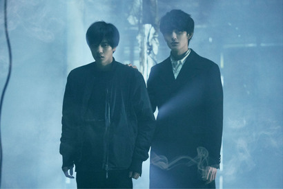 岡田将生＆志尊淳、事件現場に足を踏み入れる緊迫のカット『さんかく窓の外側は夜』 画像