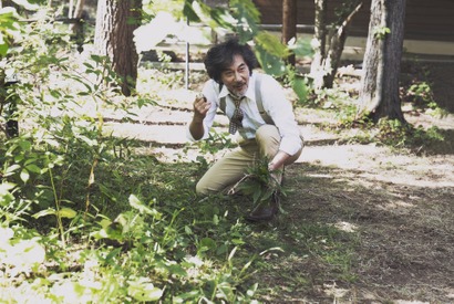 役所広司＆石橋静河＆光石研ら、緑鮮やかな森で小林聡美と語らう「ペンションメッツァ」場面写真 画像