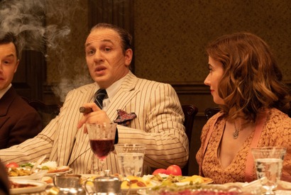 トム・ハーディ、伝説のギャングになりきった凄み溢れる姿披露『カポネ』新場面写真 画像