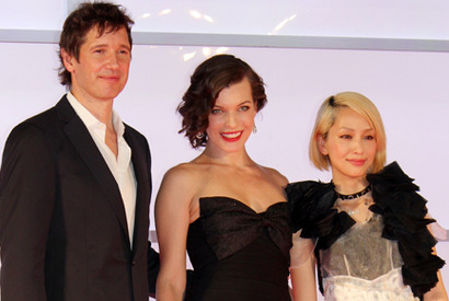 ミラ・ジョヴォヴィッチ「夫は私をイジメるのが好きなの…」とファンを前に暴露!? 画像