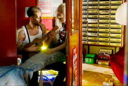 恋に気づき始めた人魚と男…心ときめくデュエットシーン『マーメイド・イン・パリ』 画像