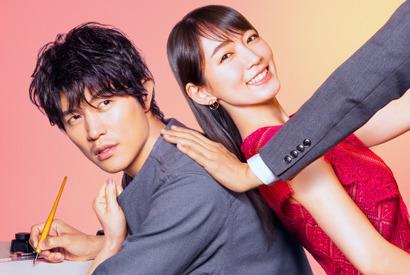 鈴木亮平＆吉岡里帆、愛に迷える男女が背中合わせ「レンアイ漫画家」ポスター完成 画像