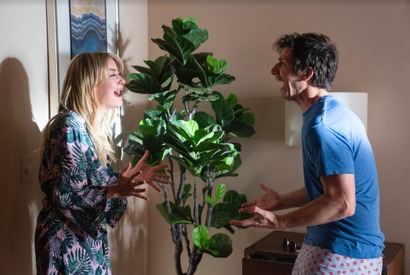 アンディ・サムバーグ、彼女と完璧オウム返し喧嘩『パーム・スプリングス』本編映像 画像