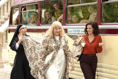 「私たちも革命を」ジュリエット・ビノシュ主演『5月の花嫁学校』予告編 画像