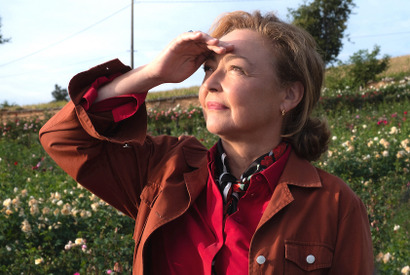 カトリーヌ・フロ、気楽さと洗練された上品さを醸し出すコーデに注目『ローズメイカー 奇跡のバラ』 画像