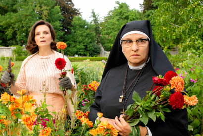 ジュリエット・ビノシュ“校長”が自ら指導、60年代フランスの“良き妻の鉄則”とは!?『5月の花嫁学校』 画像