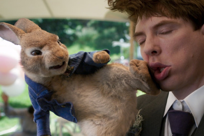 ドーナル・グリーソンにうさキック！『ピーターラビット２』本編映像 画像