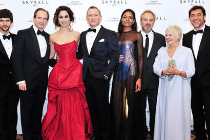 『007』シリーズ生誕50周年を祝うロイヤルプレミアに、チャールズ皇太子が出席！ 画像