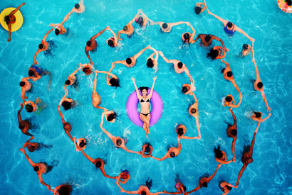 『イン・ザ・ハイツ』躍動感あふれる群舞、熱気伝わるプールシーンの新場面写真 画像