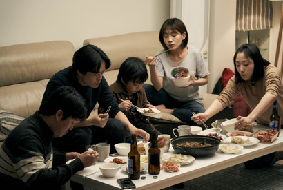 池松壮亮＆チェ・ヒソら日韓の家族を繋ぐ…旅の途中の食事シーン入手『アジアの天使』 画像