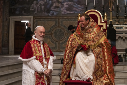 ジュード・ロウとジョン・マルコヴィッチ、“新旧教皇”が談笑!?「ニュー・ポープ」未公開カット解禁 画像