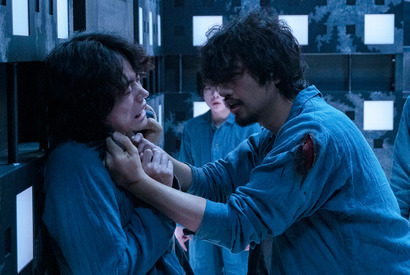 斎藤工、菅田将暉の胸ぐら掴む…『CUBE』謎が隠された!? 場面写真 画像