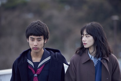 佐藤緋美、亡き恋人のセーラー服を着て哀しみと向き合う役に『ムーンライト・シャドウ』本予告＆ビジュアル 画像