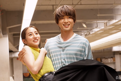 白洲迅、堀田茜をお姫様抱っこ！ 慣れてきた生活も終わり近づく…「私たち結婚しました」 画像