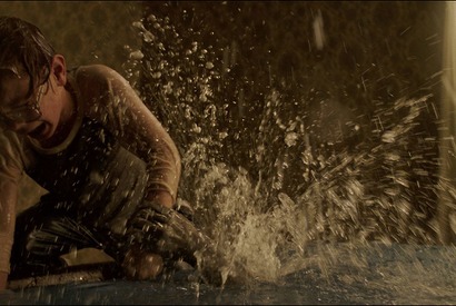 少年を襲う恐怖の水しぶき！『死霊館 悪魔のせいなら、無罪。』本編映像 画像