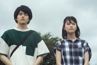 鈴鹿央士との2ショットも…志田彩良が様々な表情見せる『かそけきサンカヨウ』場面写真 画像