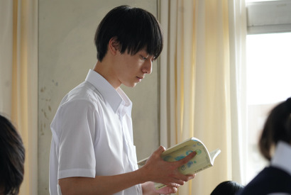 作間龍斗、山田杏奈“愛”が思いを寄せる「“たとえ”そのもの」『ひらいて』新写真 画像