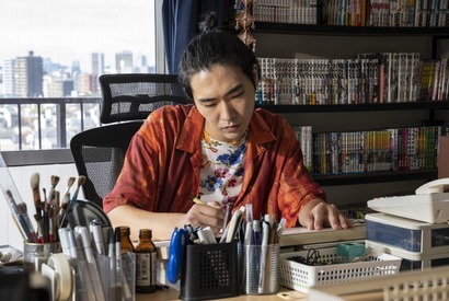 柄本佑“売れっ子漫画家”時代のちょんまげ姿解禁『先生、私の隣に座っていただけませんか？』 画像