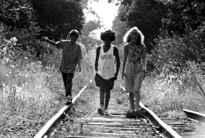 モノクロ＆カラーが織り成す子ども時代のきらめき『スウィート・シング』予告編 画像