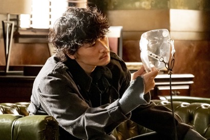 綾野剛“羽生”に「余韻がやばい」、磯村勇斗も出演して関連ワード続々トレンド入り…「アバランチ」1話 画像