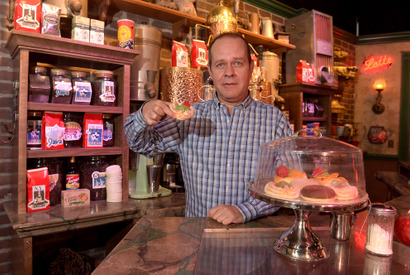 「フレンズ」ガンター役のジェームズ・マイケル・タイラーが死去 ジェニファー・アニストンらが追悼 画像