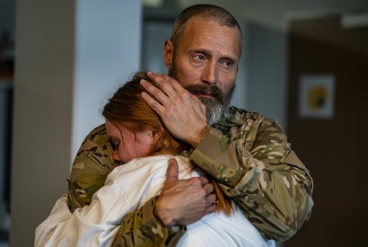 マッツ・ミケルセン「それが彼のやり方」復讐に燃える姿とらえた『ライダーズ・オブ・ジャスティス』場面写真 画像