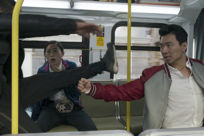 『シャン・チー』シム・リウやオークワフィナのNGに監督も大笑い!? 特典映像一部公開 画像