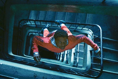 団地の中で宇宙遊泳？ 夢と現実が入り乱れる『GAGARINE／ガガーリン』シーン写真 画像