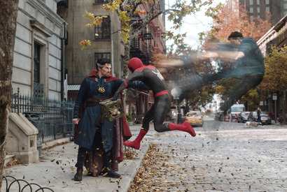 ドクター・ストレンジと鏡の世界でバトル!?『スパイダーマン：ノー・ウェイ・ホーム』本編映像 画像