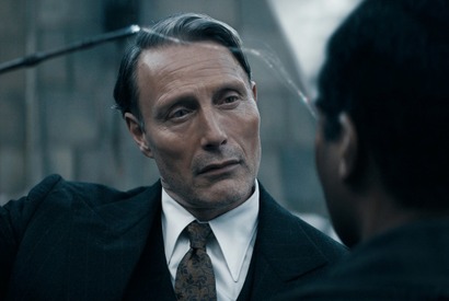 魔法界を危険にさらすグリンデルバルドの野望とは？『ファンタビ』最新作ではダンブルドアと直接対決か 画像