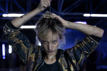 頭にチタンを埋め込まれた主人公がたどる運命とは？『チタン』場面写真 画像