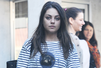 ミラ・クニスのストーカー、半年間のリハビリ施設入所を命じられる 画像