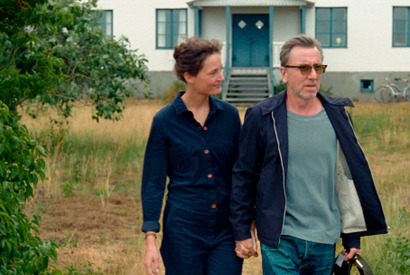 自然に囲まれた“聖地”で過ごす、停滞期カップルのすれ違い『ベルイマン島にて』場面写真 画像