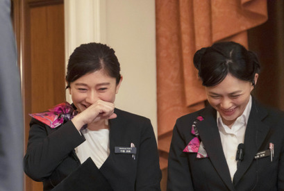 篠原涼子＆中村倫也が高橋克実を質問攻めに!?『ウェディング・ハイ』“わちゃわちゃ”メイキング映像 画像