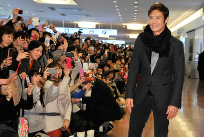 『王になった男』イ・ビョンホン1年ぶりの来日！ファンの黄色い声援で迎えられる 画像