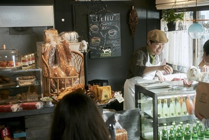 阿部サダヲ、笑顔で接客する“表の顔”…『死刑にいたる病』場面写真解禁 画像