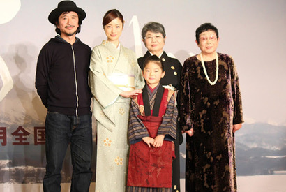 上戸彩、映画『おしん』でおしんの母親役に！　主演子役は2,500人から選ばれた新星 画像