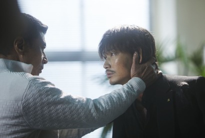 舘ひろし、綾野剛は「愛に飢えたような眼をされる俳優」『ヤクザと家族』メイキング映像 画像