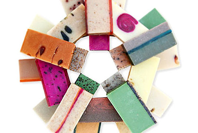 カリフォルニア発人気ナチュラル・ボディケアプロダクトのカラフルな石けんに注目！ 画像