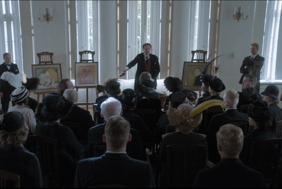 『魂のまなざし』ヘレン・シャルフベック、凛とした姿で個展に臨む本編映像 画像