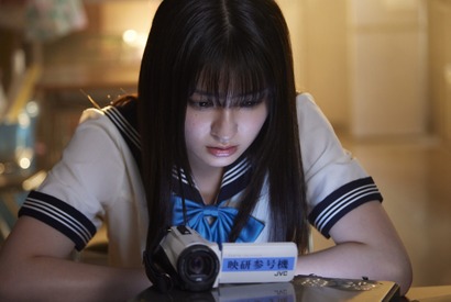 吉川愛“冴”に「カッコよすぎて惚れる」などの反応、筧美和子“由希乃”が遺した映像に映された“ある男”の姿に衝撃走る…「純愛ディソナンス」2話 画像