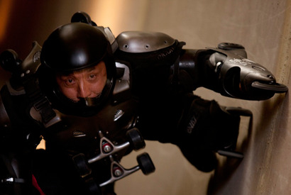 時速120kmで大暴走！　ジャッキー・チェンの全身ローラー動画が公開に 画像