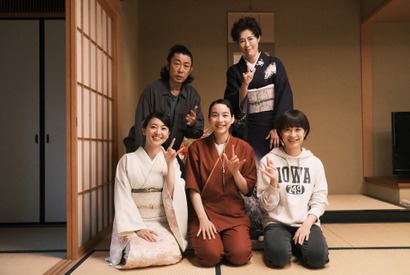 のん、現世では叶わなかった“家族写真”も『天間荘の三姉妹』新場面写真 画像