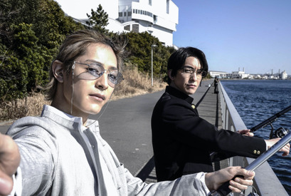 “轟”前田公輝＆“小田島”塩野瑛久が意気投合!? 釣り2ショット解禁『HiGH&LOW THE WORST X』 画像