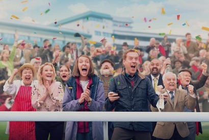 ひとりの主婦の思いつきが人生を変えていく『ドリーム・ホース』予告編解禁 画像