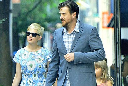 ミシェル・ウィリアムズとジェイソン・シーゲル、遠距離恋愛で破局 画像