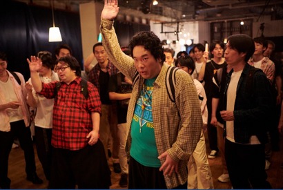 “安藤”岡崎体育の演技に「半端で俗っぽい感じいいな」「ツボなヲタぶりを発揮してて最高」などの声上がる、「闇金サイハラさん」4話 画像