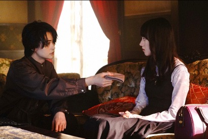 瀬戸康史“香月”が“翡翠”にハンカチを差し出す…その姿に「スマートすぎ」の声、「霊媒探偵・城塚翡翠」2話 画像