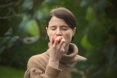 ジェシー・バックリーが禁断の果実“林檎”を頬張る『MEN 同じ顔の男たち』新場面写真 画像