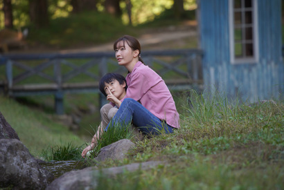 松本まりか、孤独と葛藤し愛を求める母を体現…『夜、鳥たちが啼く』場面写真 画像